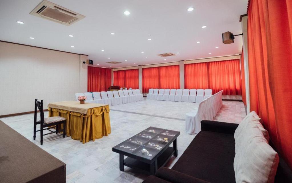 The Pine Resort Патхумтхани Экстерьер фото