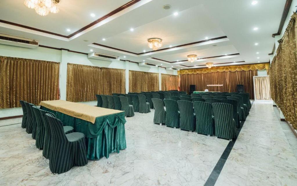 The Pine Resort Патхумтхани Экстерьер фото