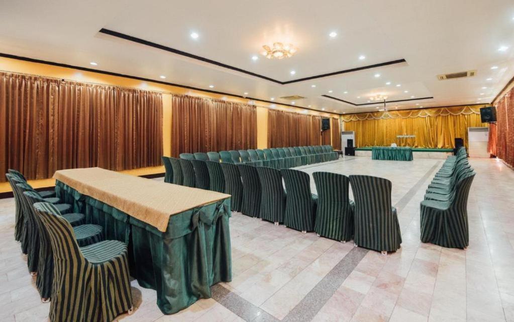 The Pine Resort Патхумтхани Экстерьер фото