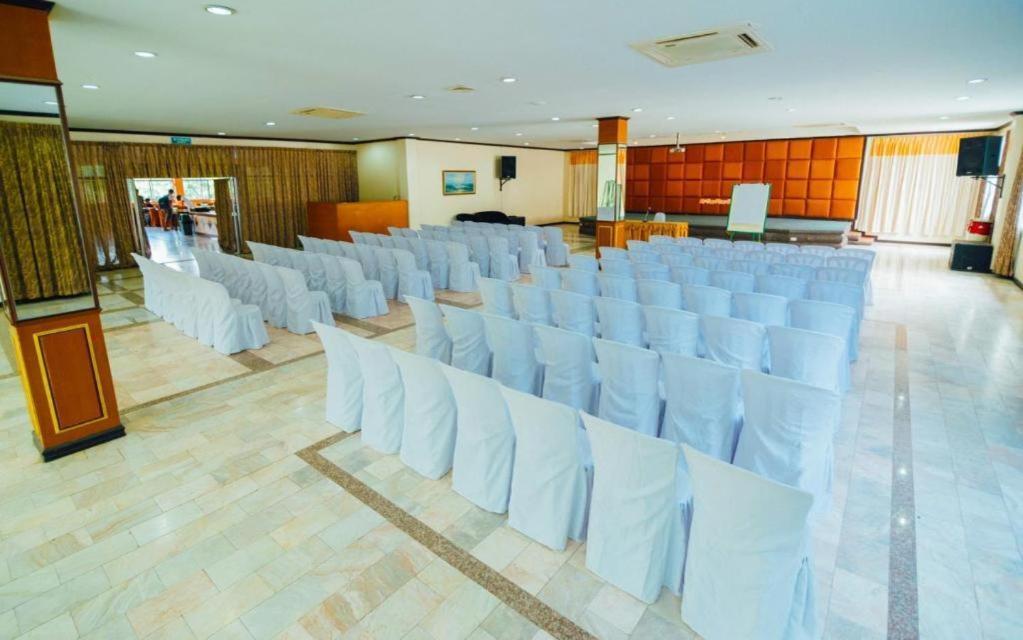 The Pine Resort Патхумтхани Экстерьер фото