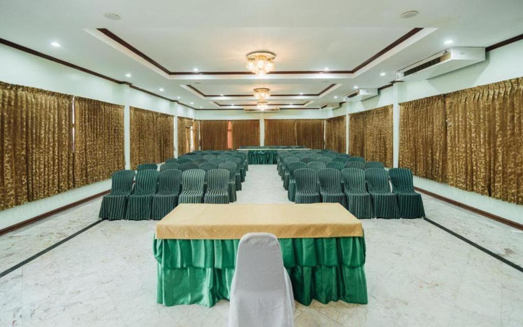 The Pine Resort Патхумтхани Экстерьер фото