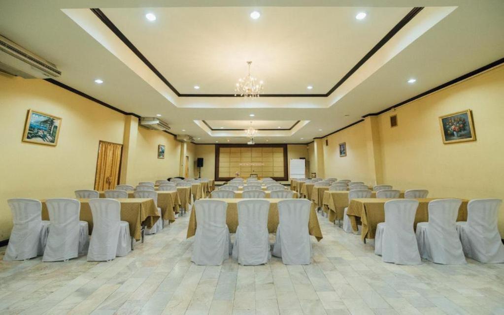 The Pine Resort Патхумтхани Экстерьер фото
