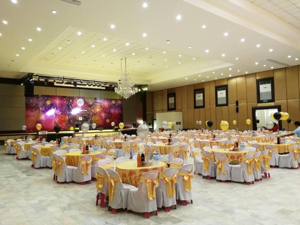 The Pine Resort Патхумтхани Экстерьер фото
