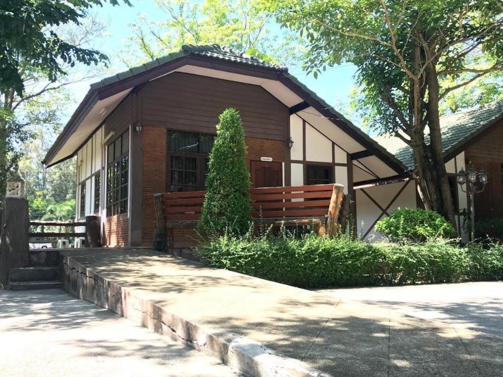 The Pine Resort Патхумтхани Экстерьер фото