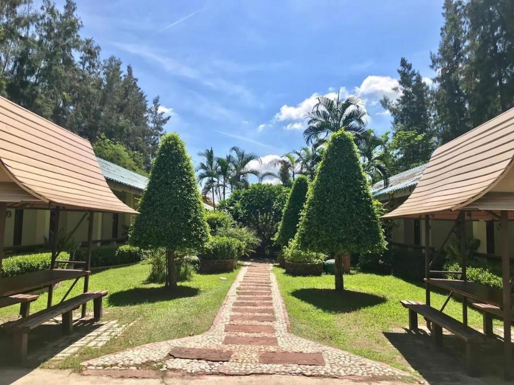 The Pine Resort Патхумтхани Экстерьер фото