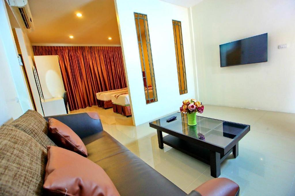 The Pine Resort Патхумтхани Экстерьер фото